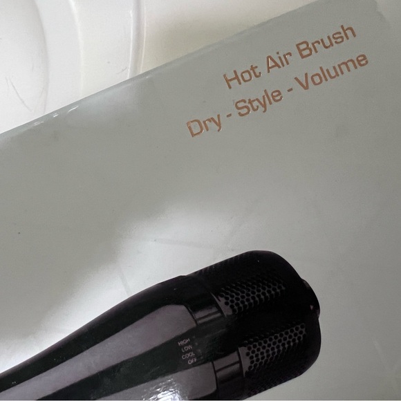 GEM Hot Air Brush
Dry Style Volumize  
NEW IN BOX - Picture 14 of 14